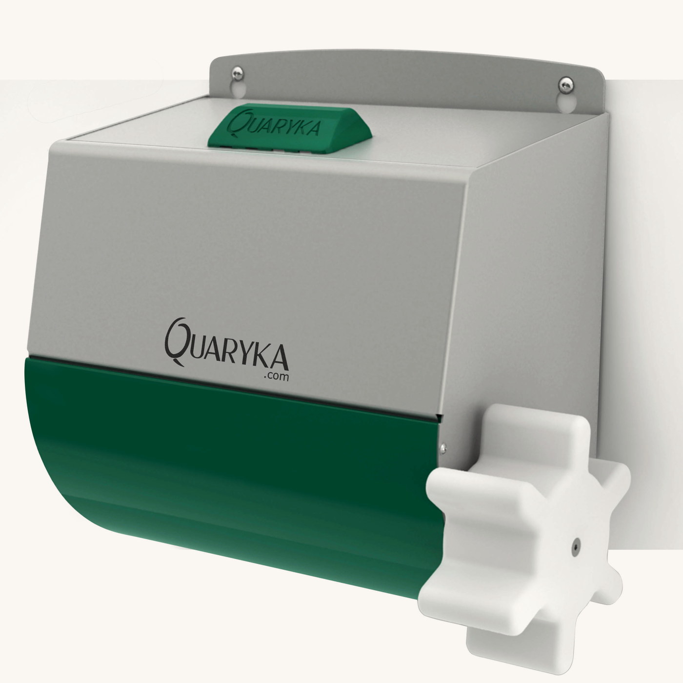 Le distributeur Quaryka, modèle Betty : boîtier en acier inoxydable fixé au mur, mangeoire vert foncé et roue blanche à six lobes sur le côté.