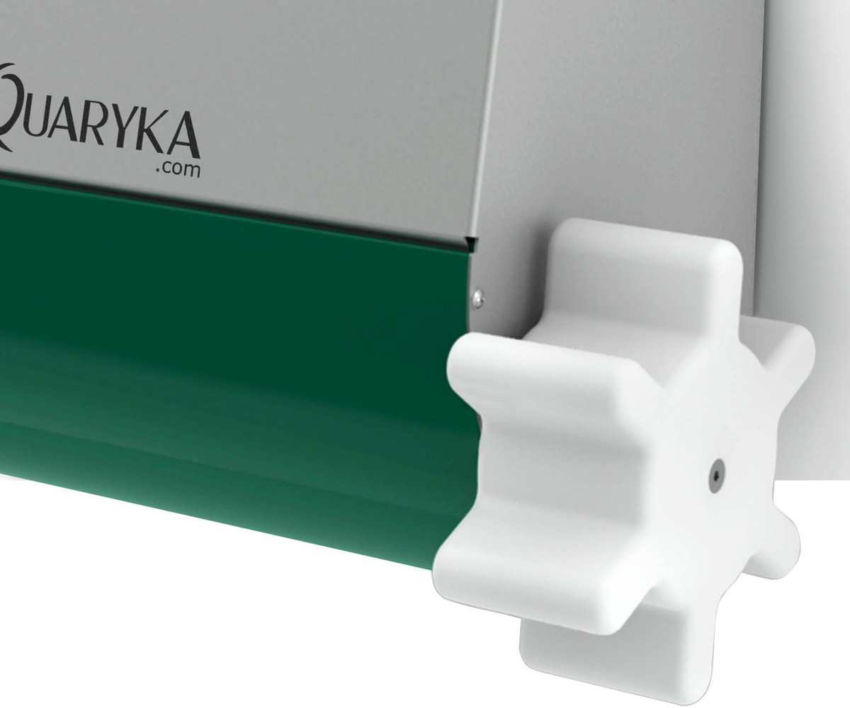 Détail du Quaryka : la roue blanche à six lobes que le cheval actionne avec ses lèvres, et la mangeoire vert foncé sous le distributeur.