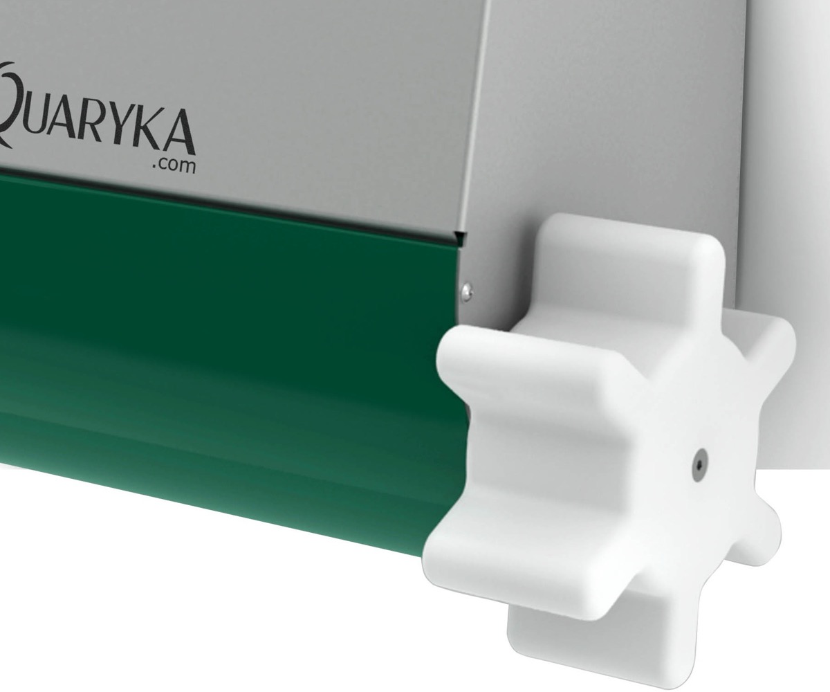 Détail du Quaryka : la roue blanche à six lobes que le cheval actionne avec ses lèvres, et la mangeoire vert foncé sous le distributeur.